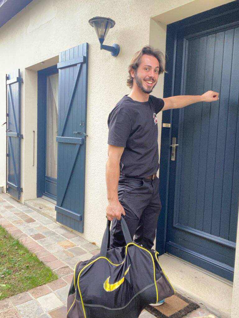 Coach sportif qui arrive chez des coachés