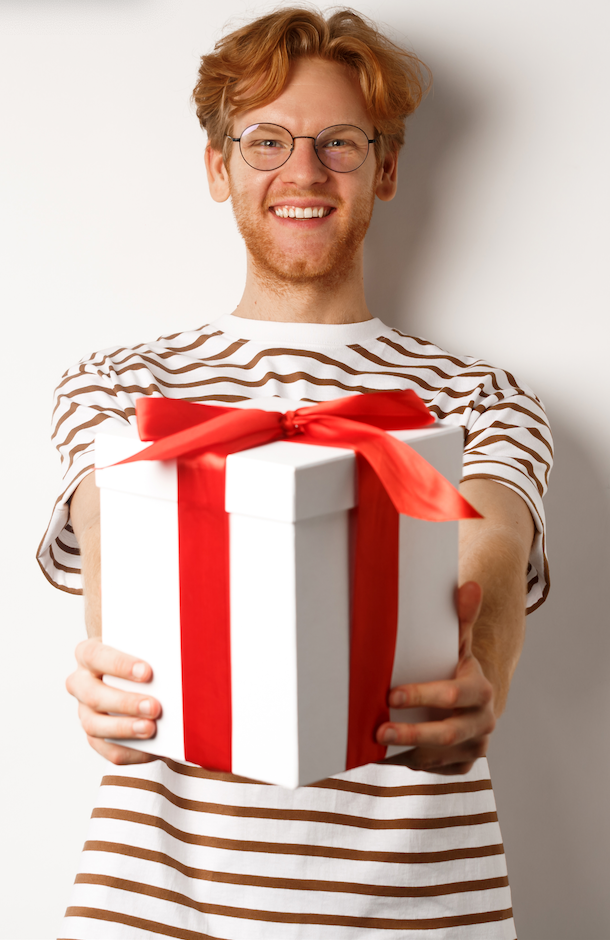 Homme qui offre un cadeau