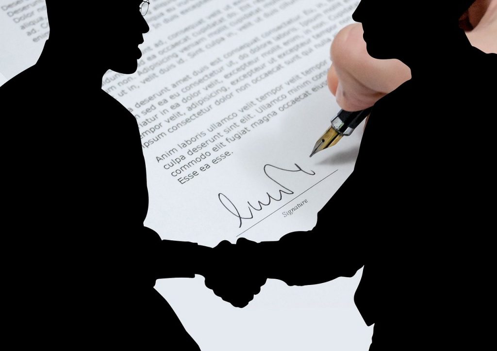 image de personnes qui signent un contrat